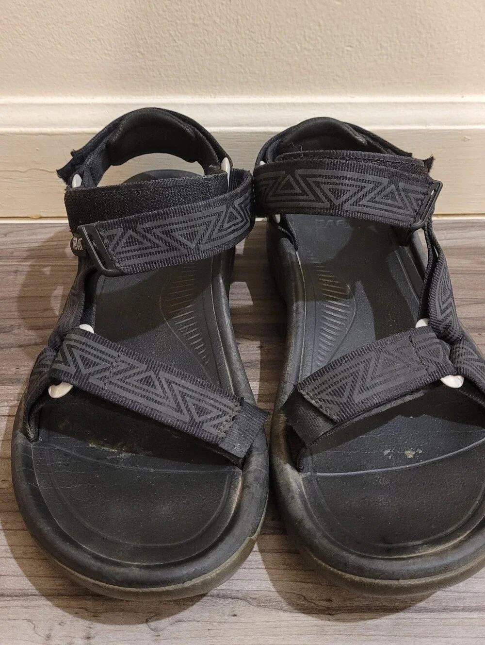 Teva Mens Sandal Strappy Hook Loop Size 9 Black Hiking Outdoor Beach